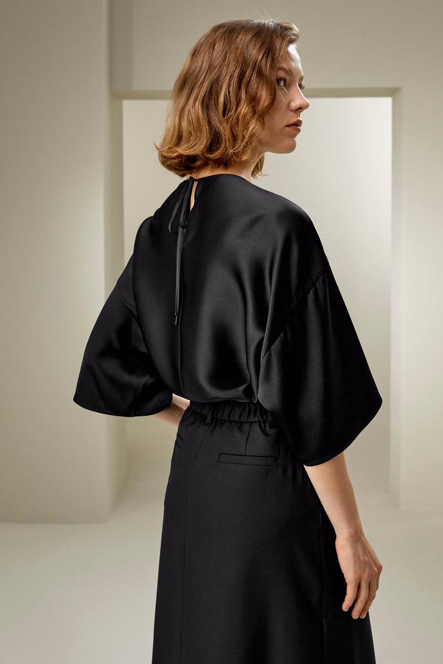 Blusa in seta rilassata con scollo rotondo