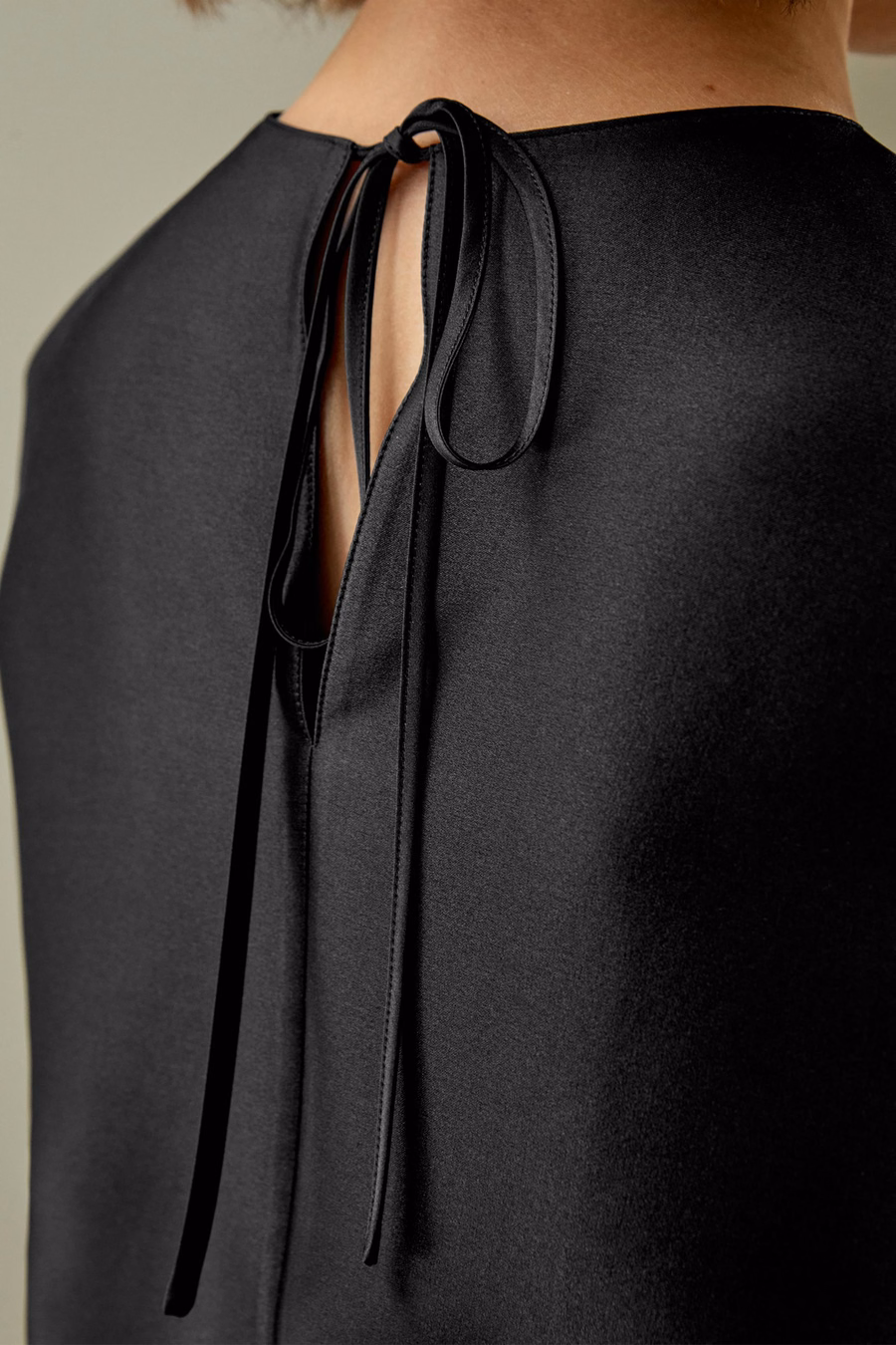 Blusa in seta rilassata con scollo rotondo