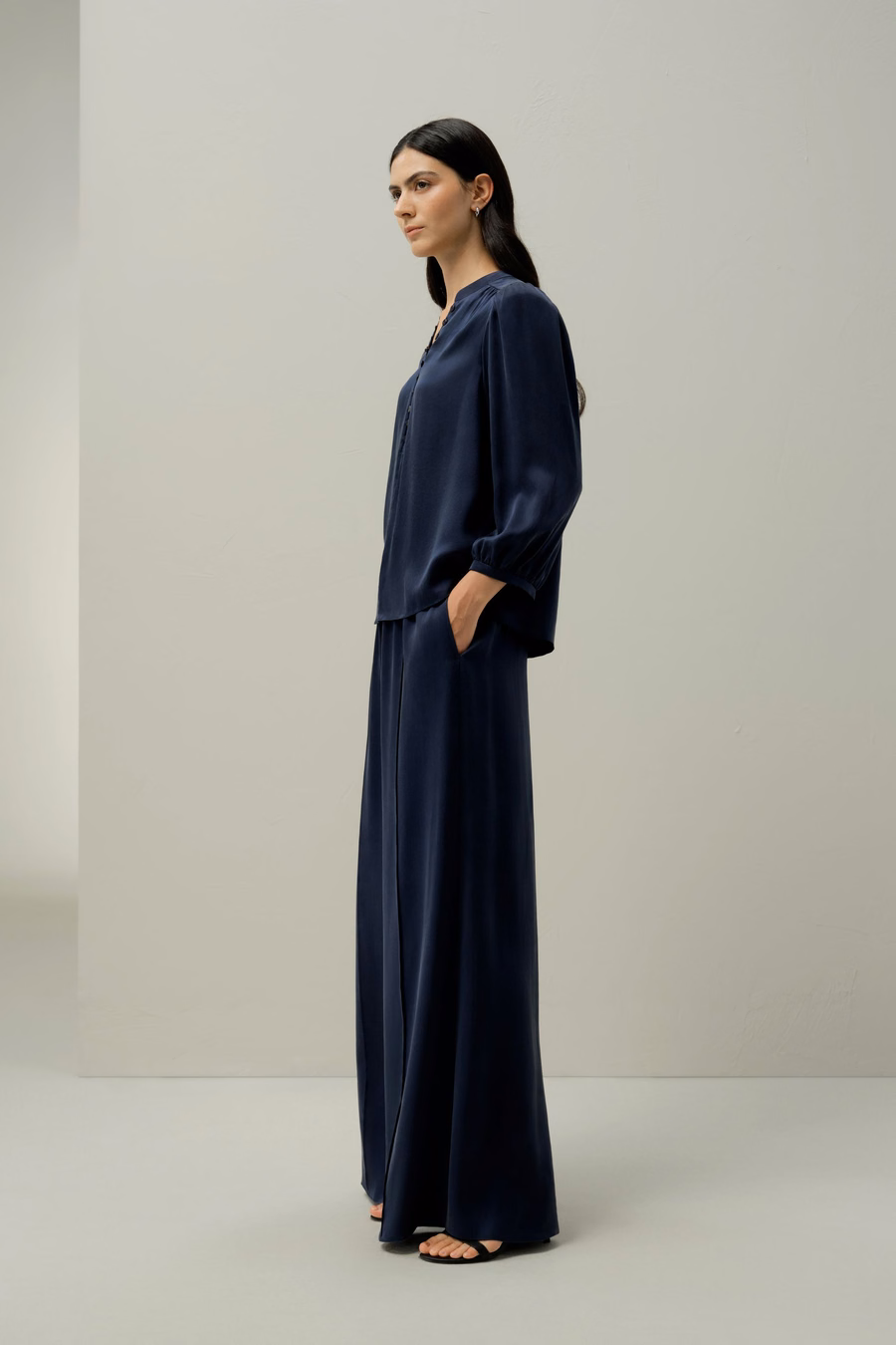 Blusa a V in seta scamosciata