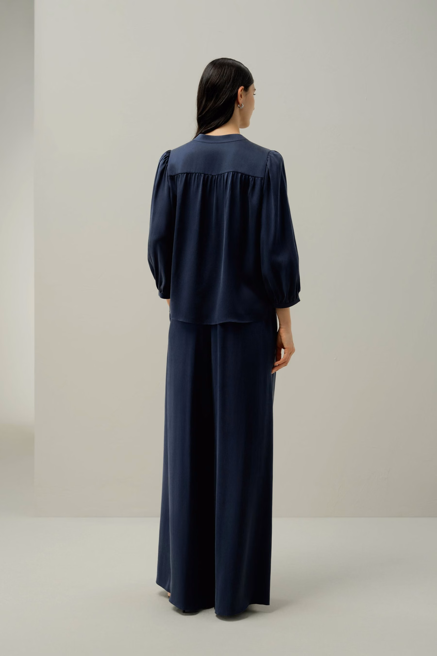 Blusa a V in seta scamosciata