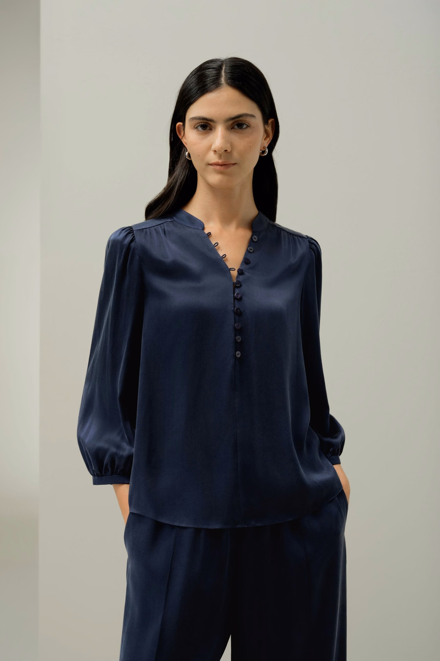Blusa a V in seta scamosciata