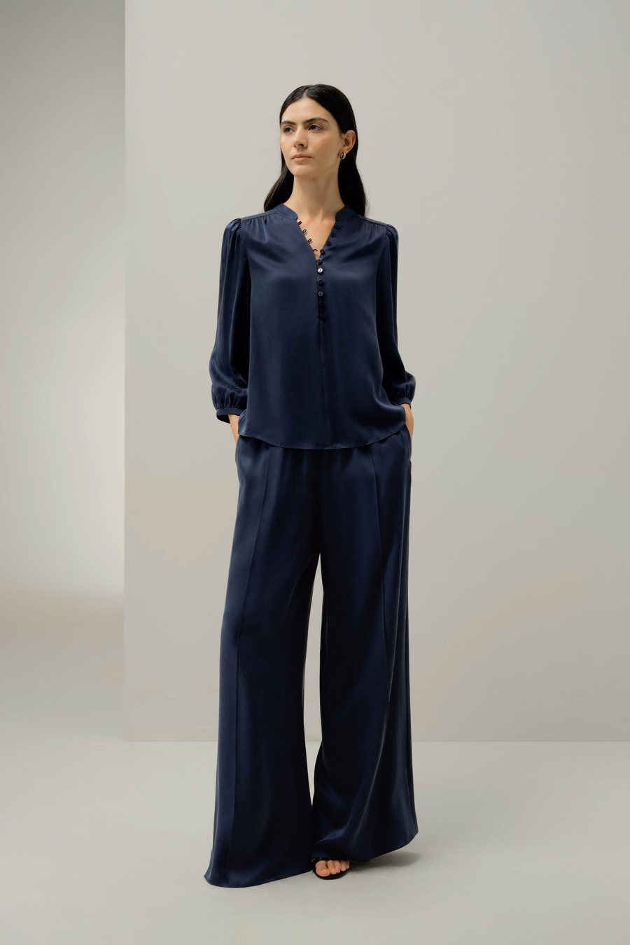 Blusa a V in seta scamosciata