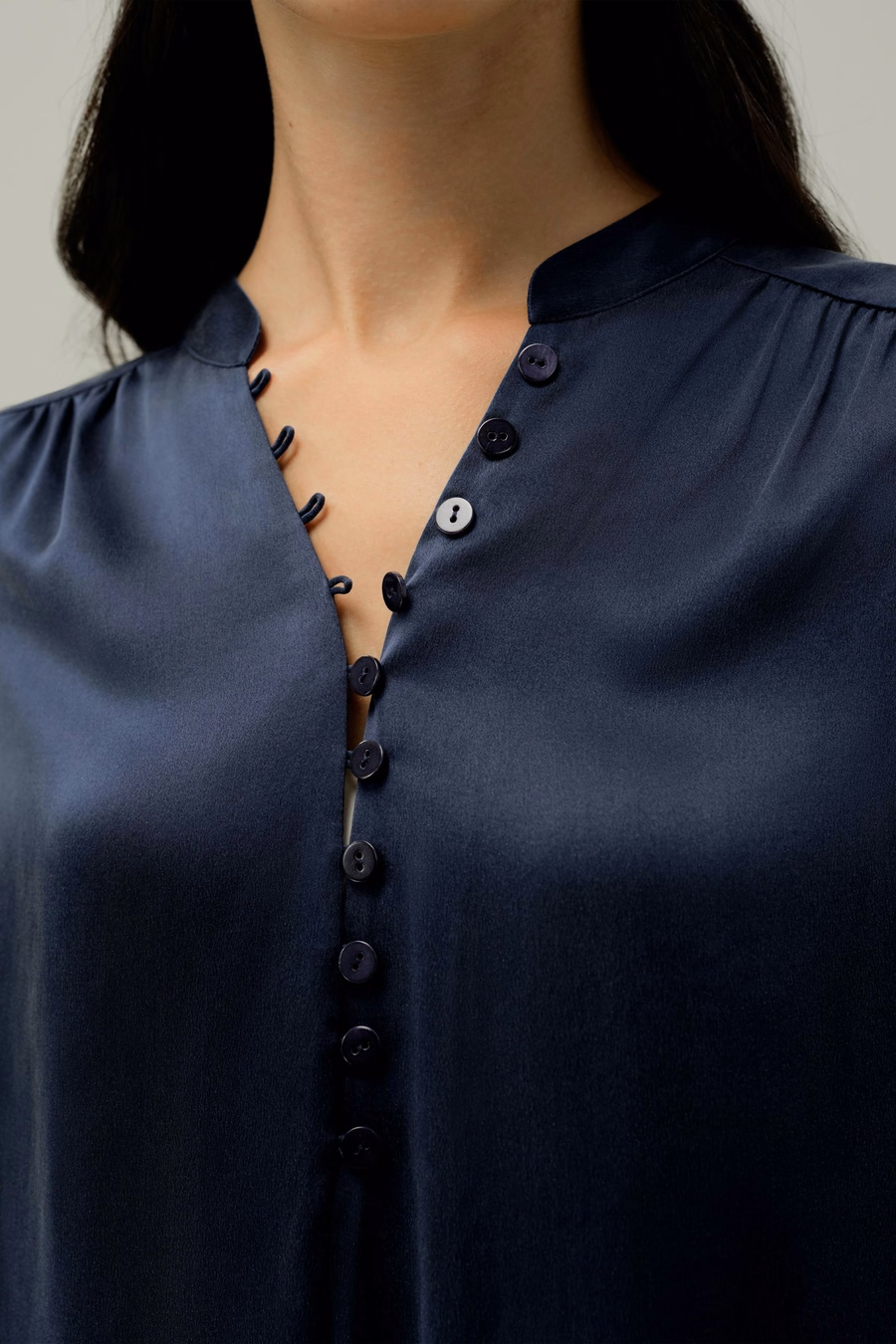 Blusa a V in seta scamosciata