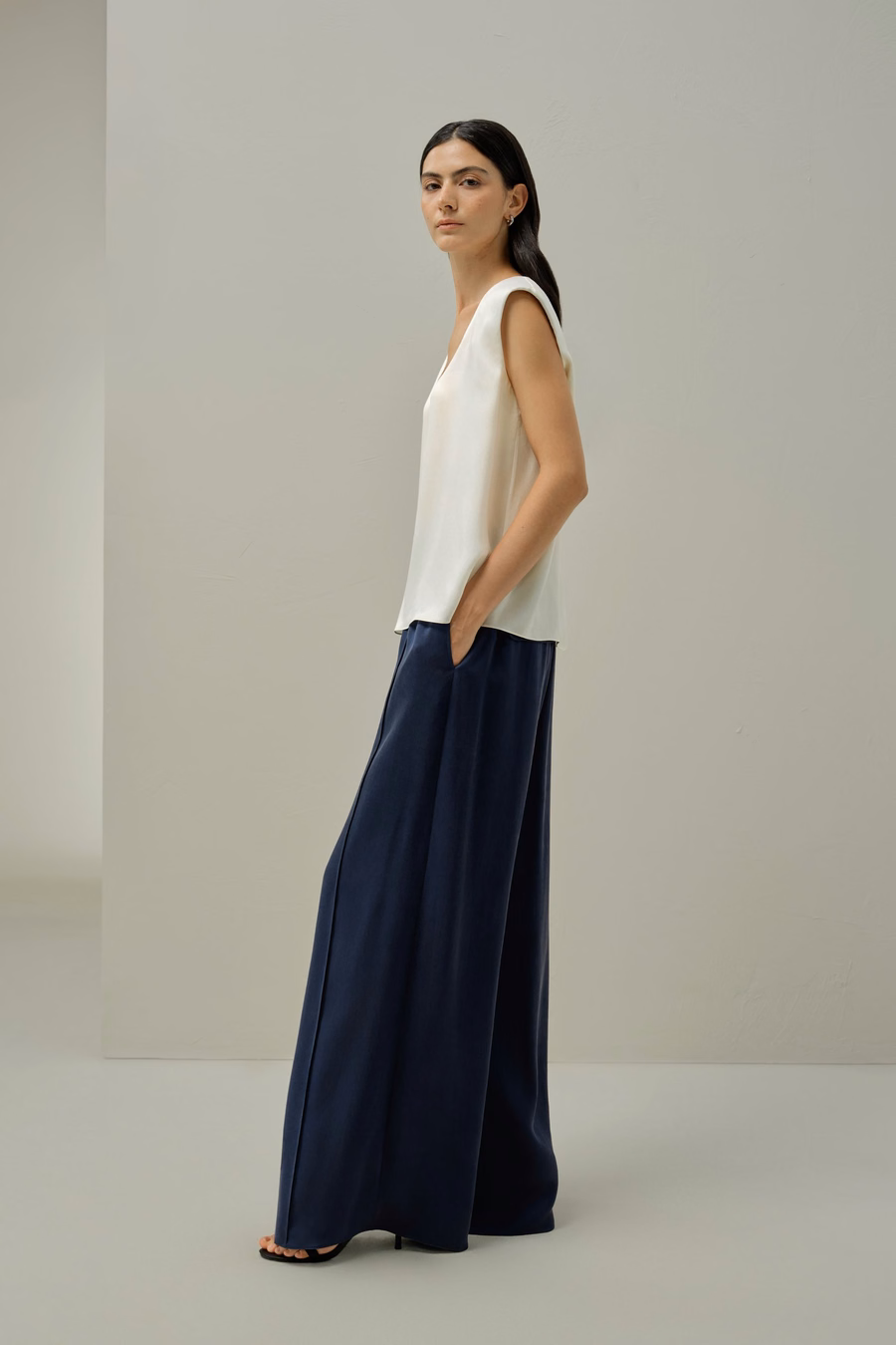 Top senza maniche in V-neck di seta scamosciata