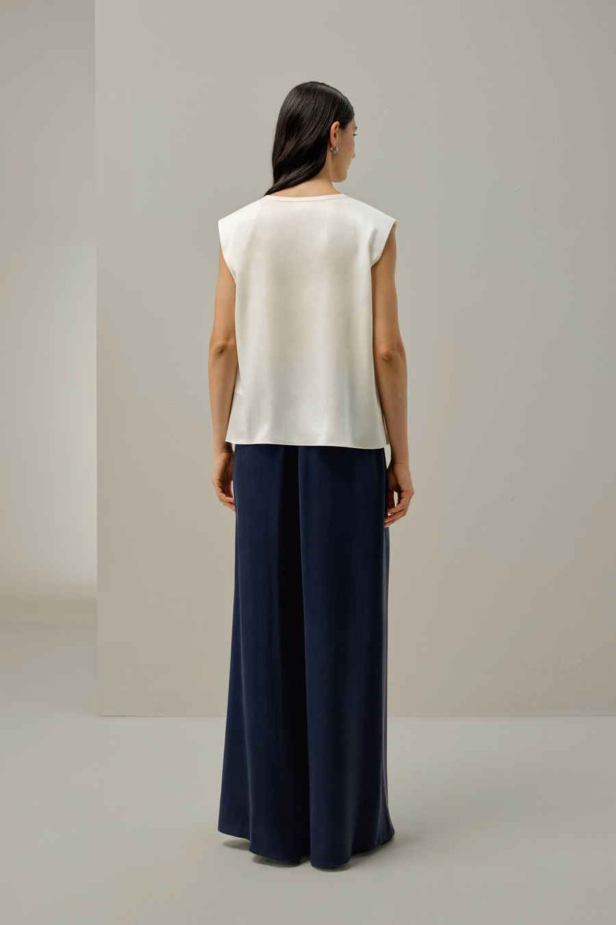 Top senza maniche in V-neck di seta scamosciata