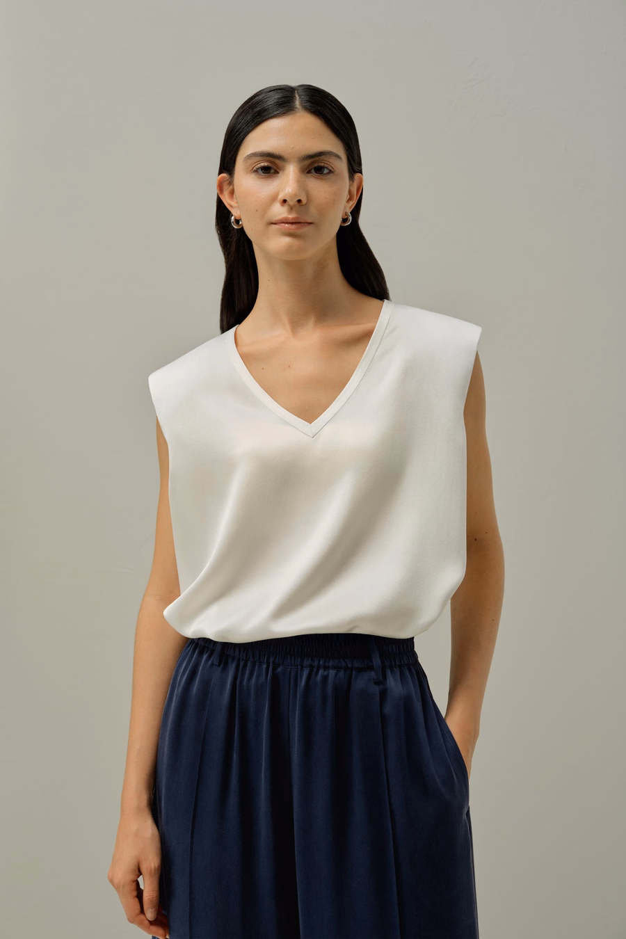 Top senza maniche in V-neck di seta scamosciata