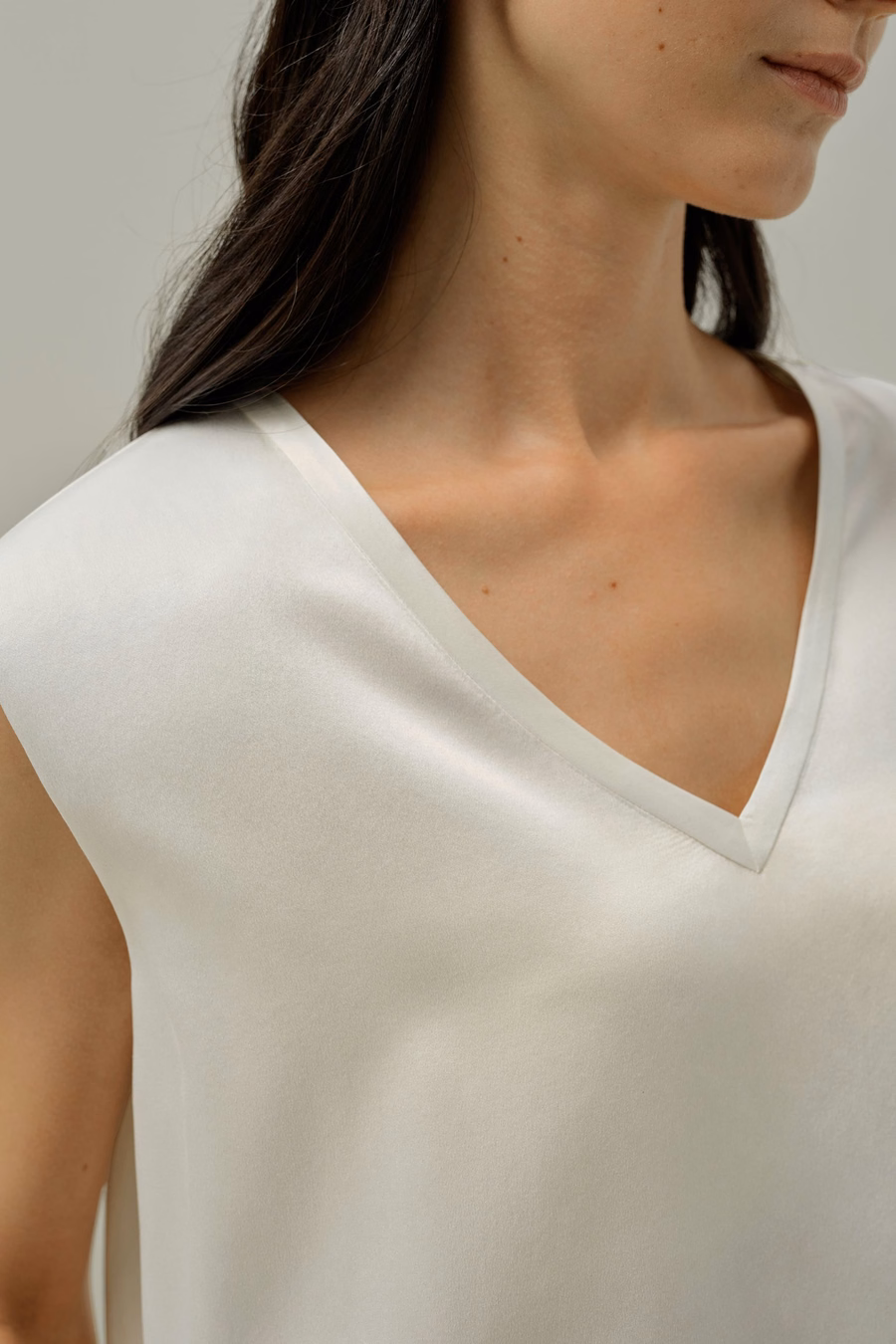 Top senza maniche in V-neck di seta scamosciata