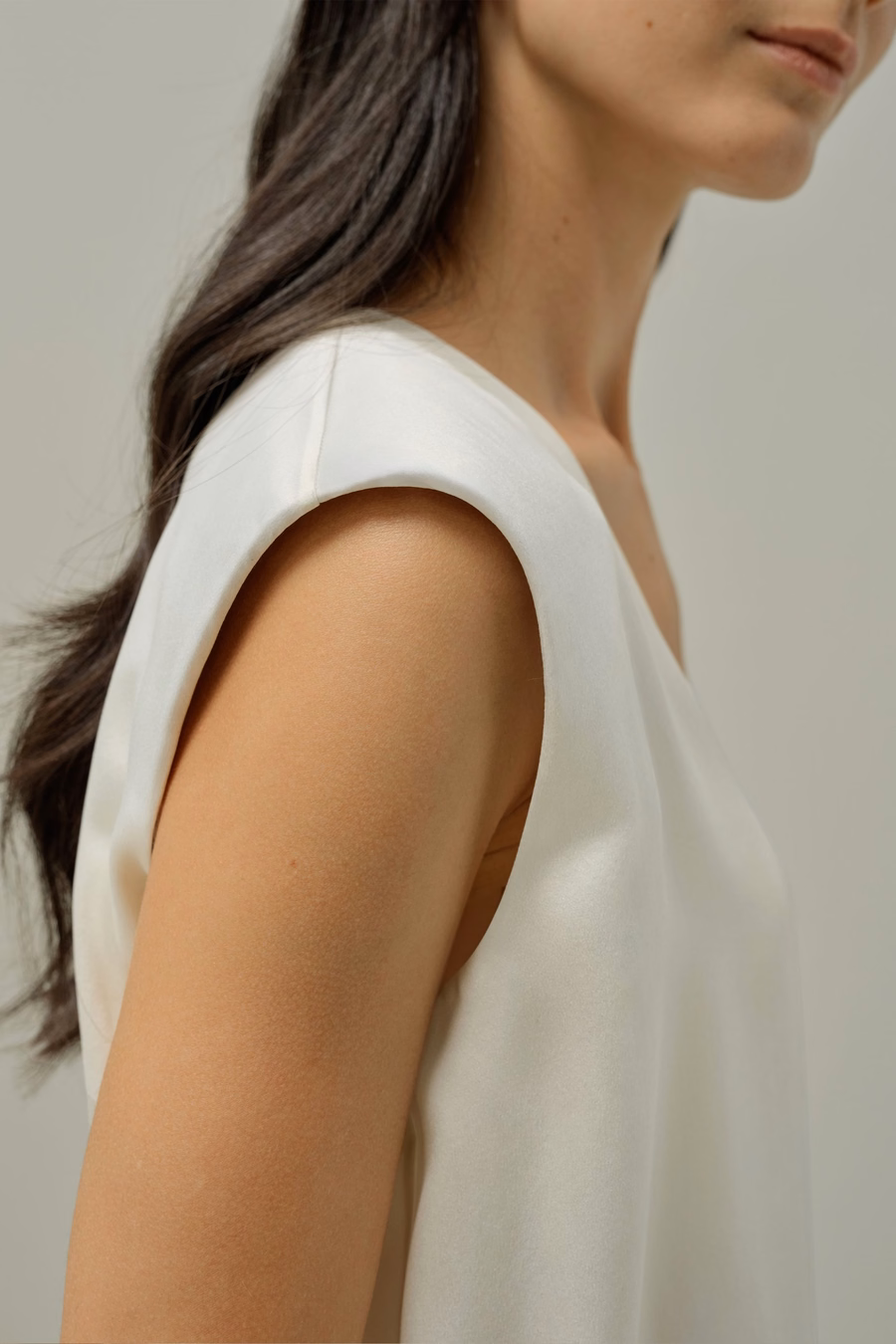 Top senza maniche in V-neck di seta scamosciata
