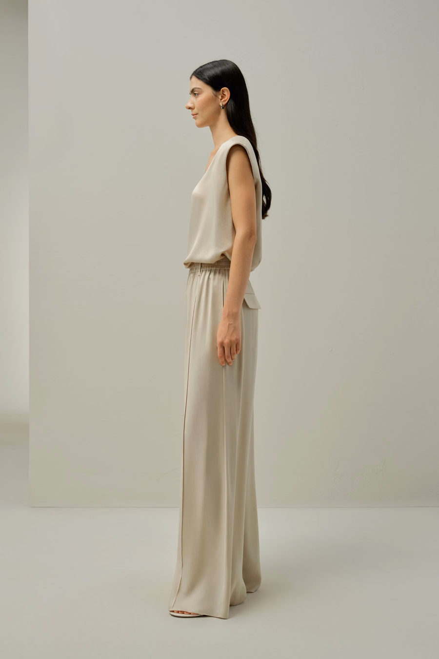 Top senza maniche in V-neck di seta scamosciata