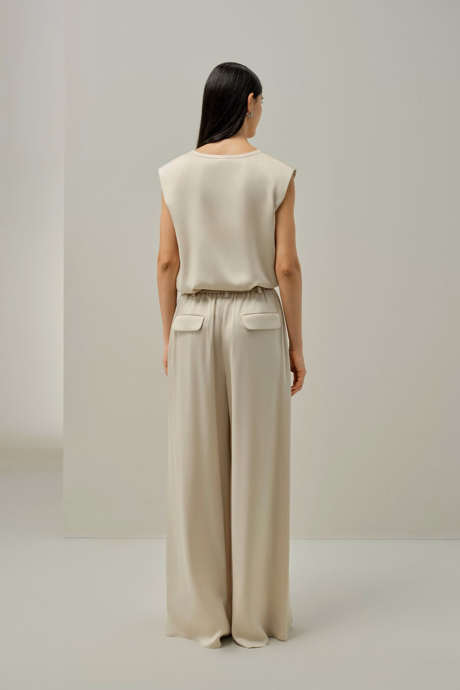 Top senza maniche in V-neck di seta scamosciata