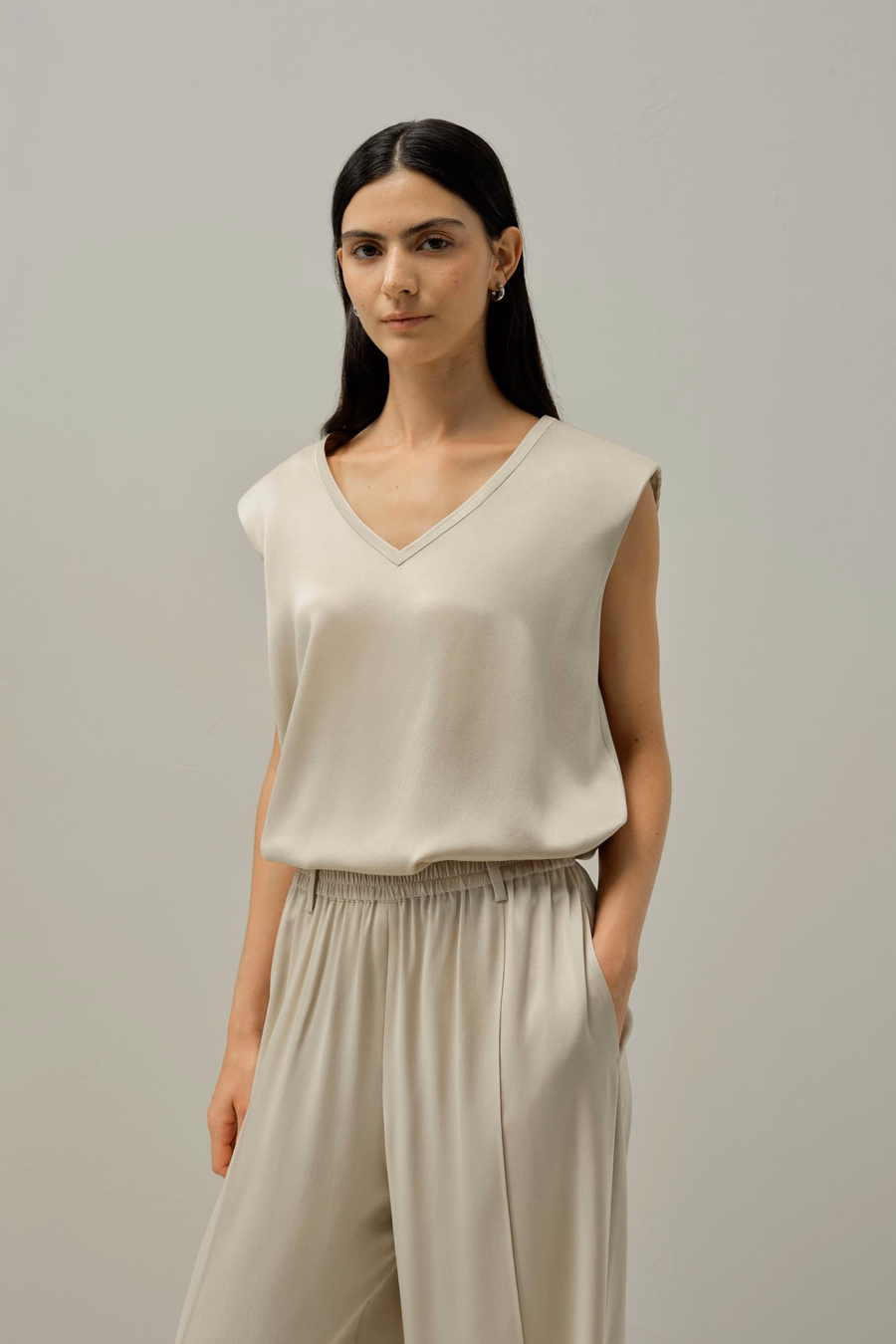 Top senza maniche in V-neck di seta scamosciata
