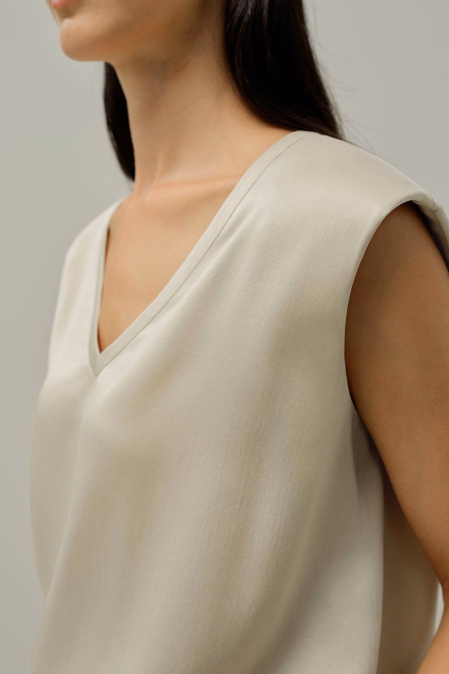 Top senza maniche in V-neck di seta scamosciata