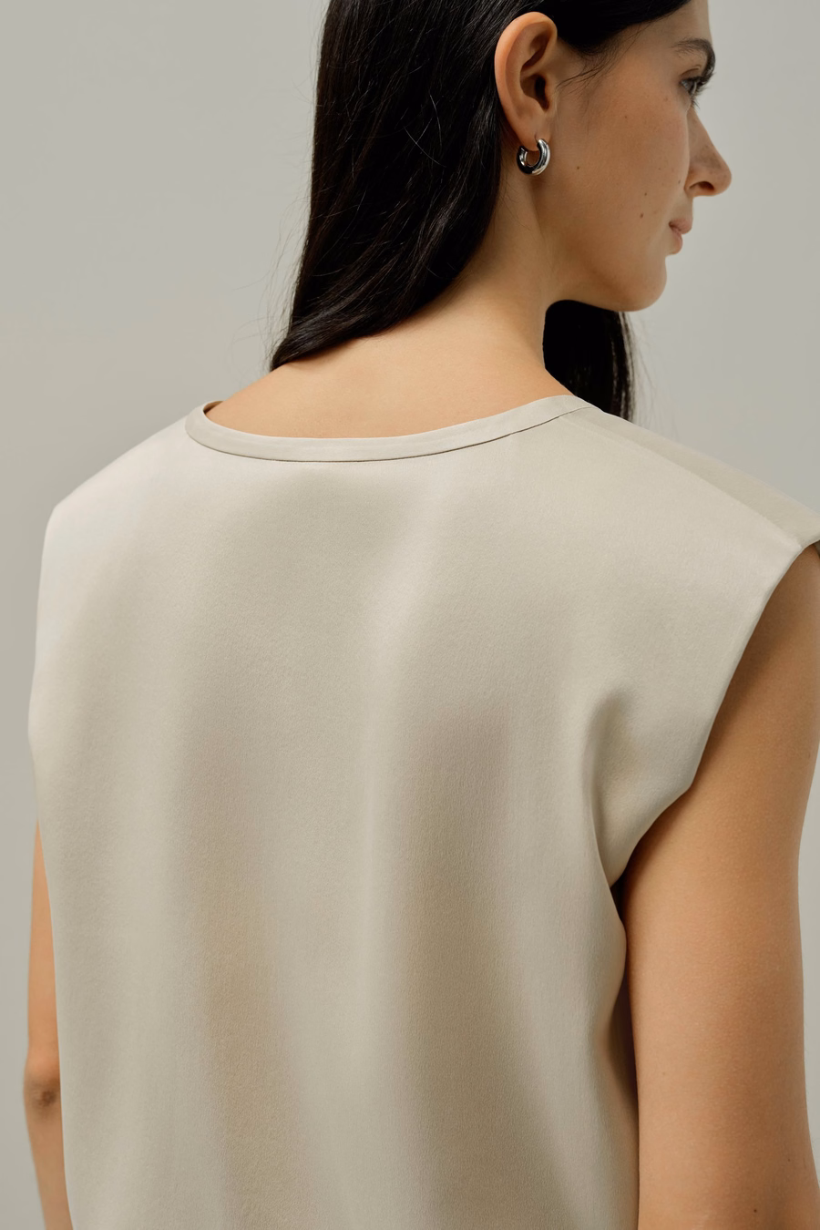 Top senza maniche in V-neck di seta scamosciata