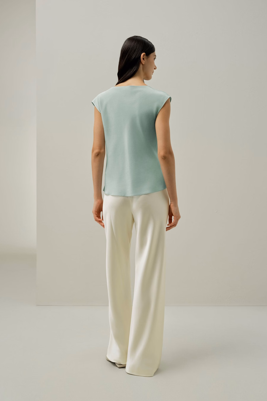 Top in Seta con Collo a Cowl