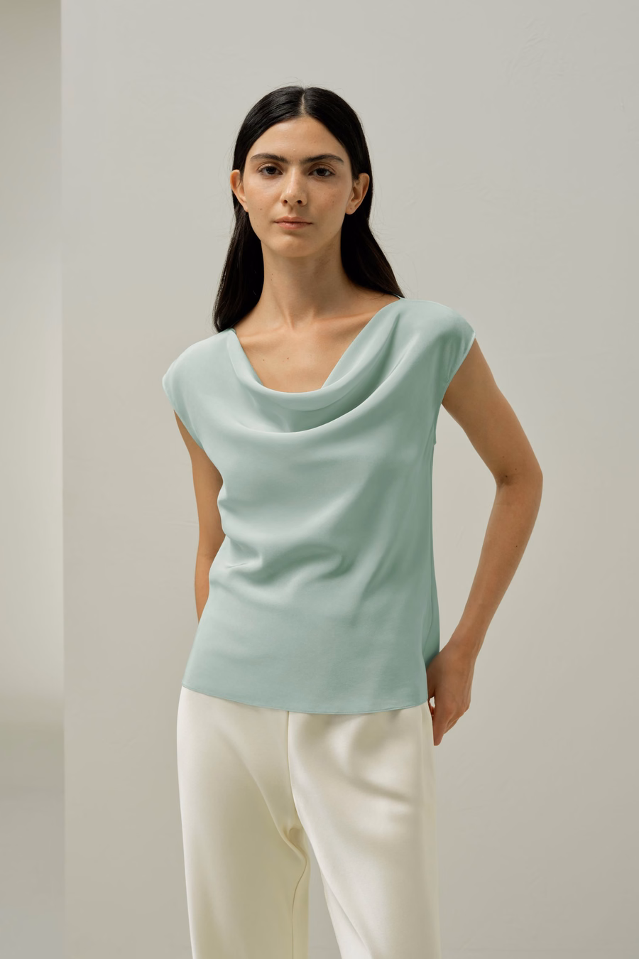 Top in Seta con Collo a Cowl
