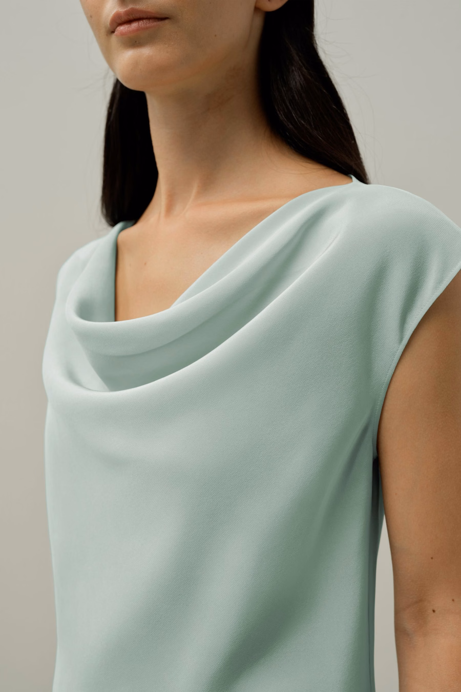 Top in Seta con Collo a Cowl