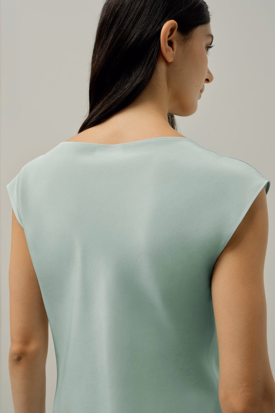Top in Seta con Collo a Cowl
