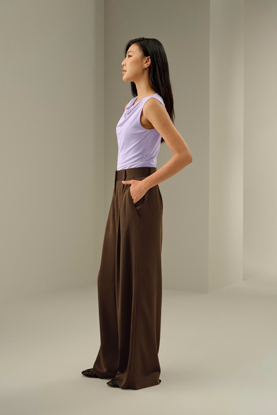 Top senza maniche con collo a cowl in Seta Jersey