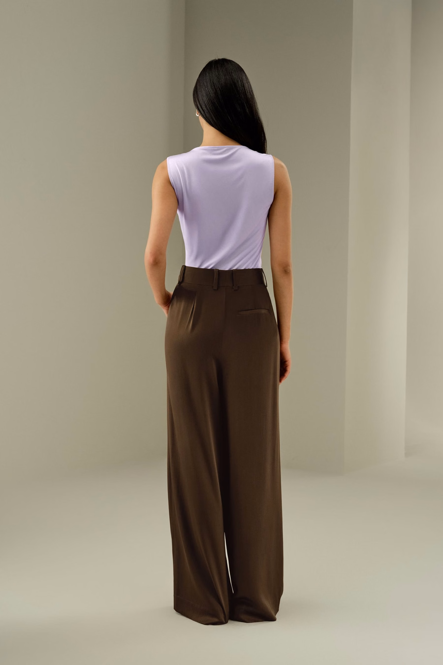 Top senza maniche con collo a cowl in Seta Jersey