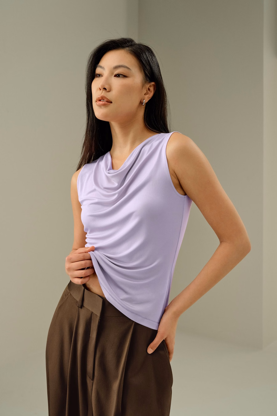 Top senza maniche con collo a cowl in Seta Jersey
