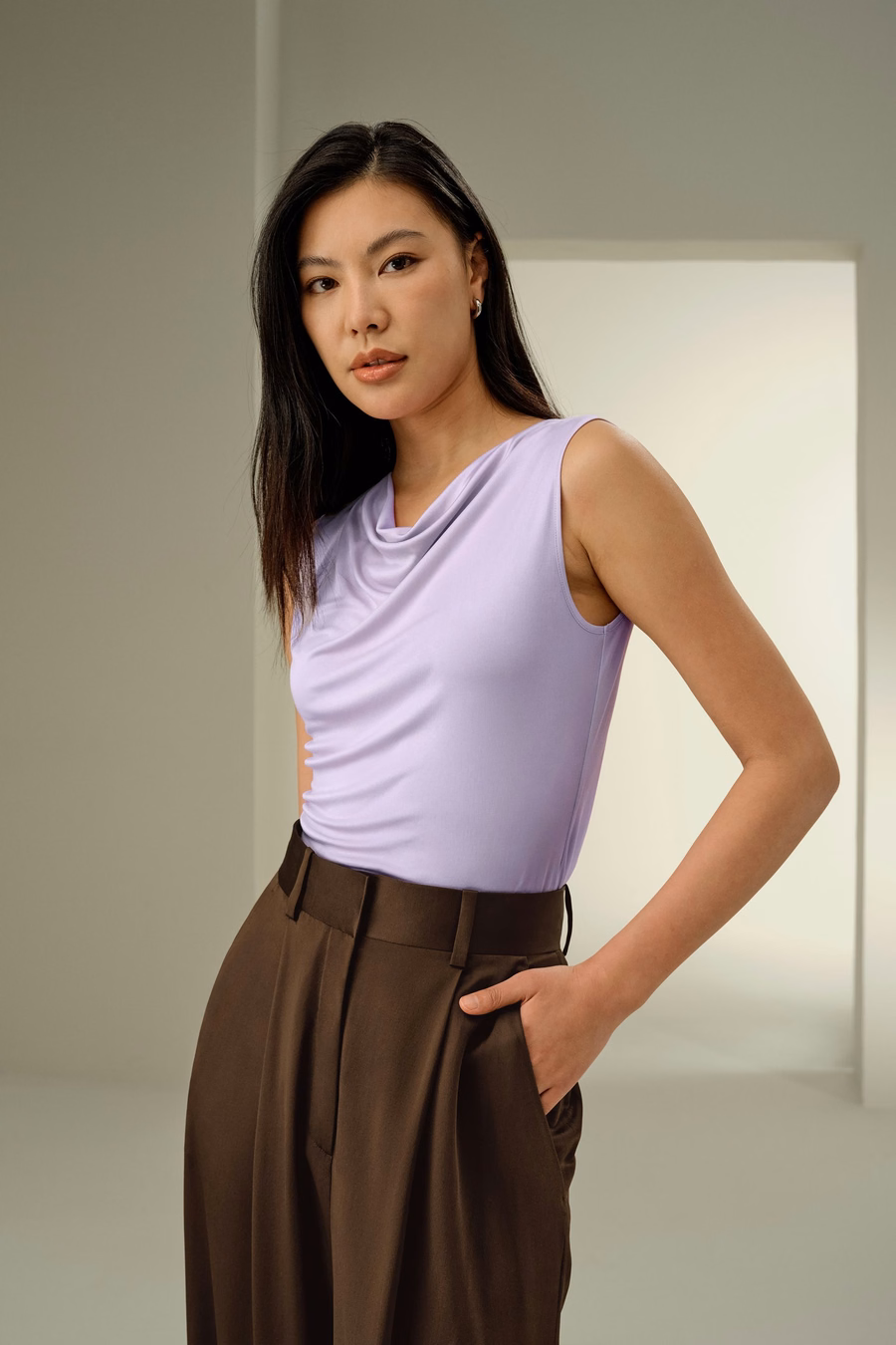 Top senza maniche con collo a cowl in Seta Jersey