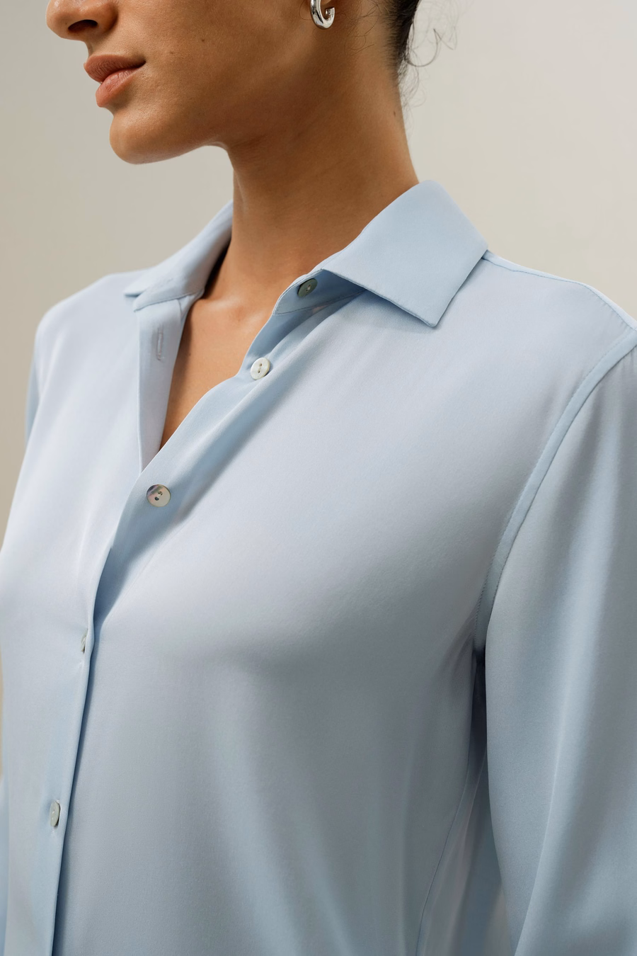 Camicia di seta con colletto a punta