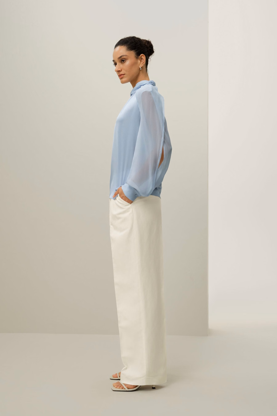 Blusa con maniche a lanterna e spacco laterale