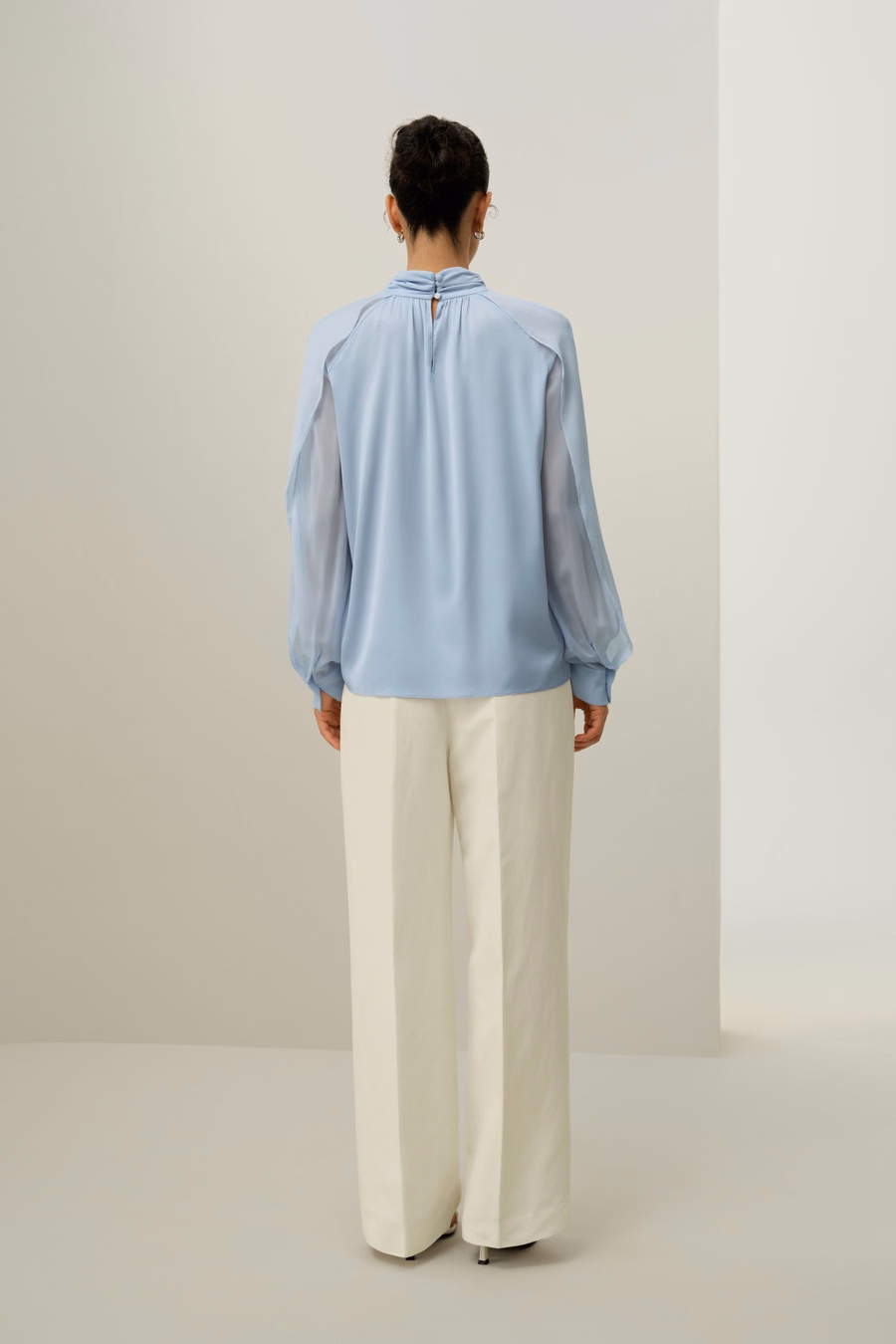 Blusa con maniche a lanterna e spacco laterale