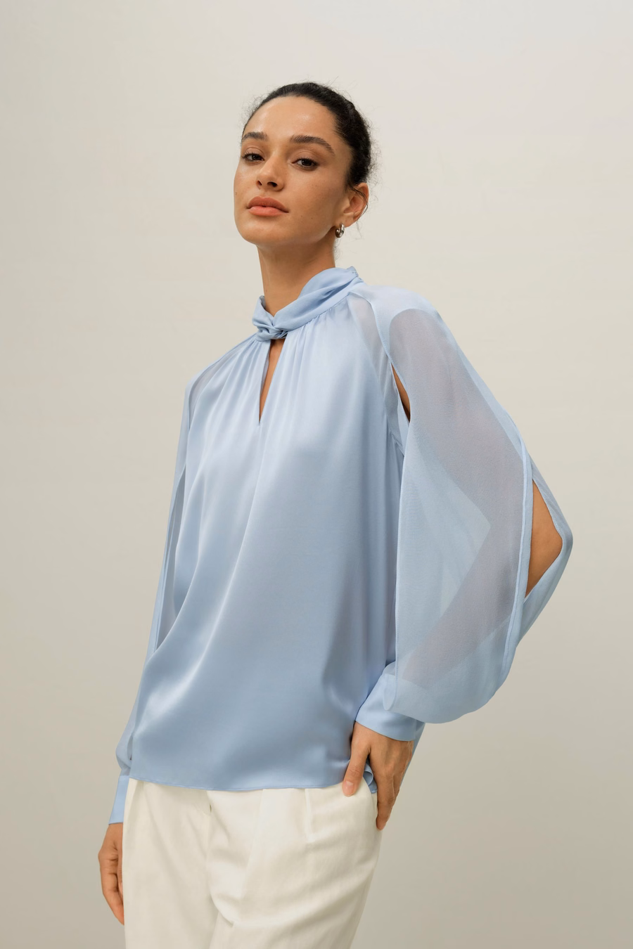 Blusa con maniche a lanterna e spacco laterale