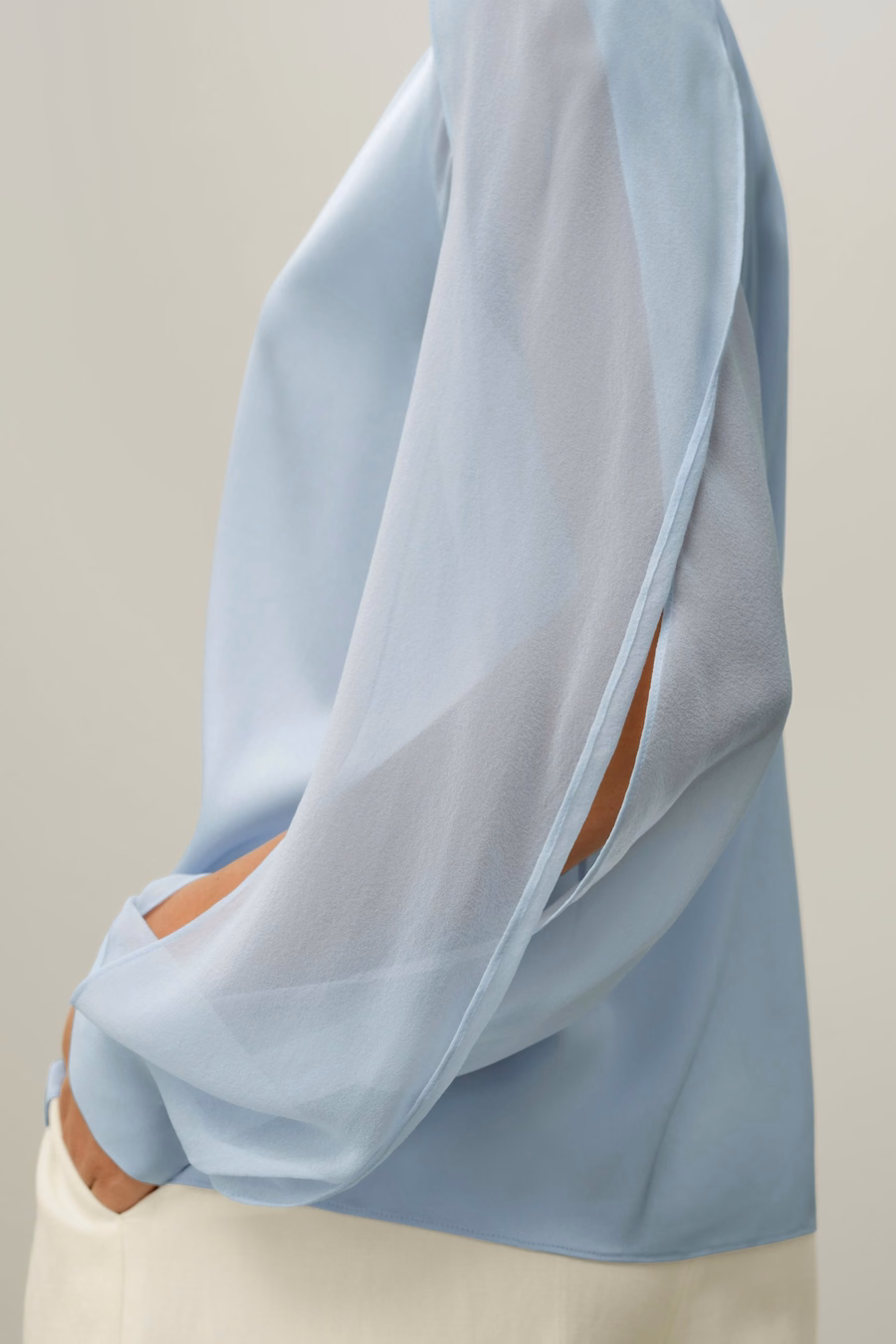 Blusa con maniche a lanterna e spacco laterale