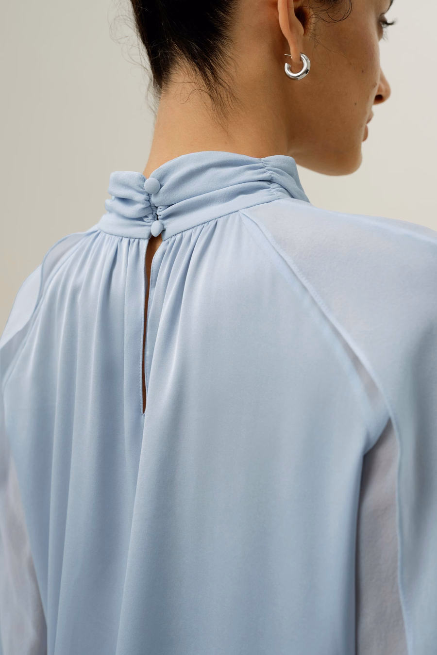 Blusa con maniche a lanterna e spacco laterale