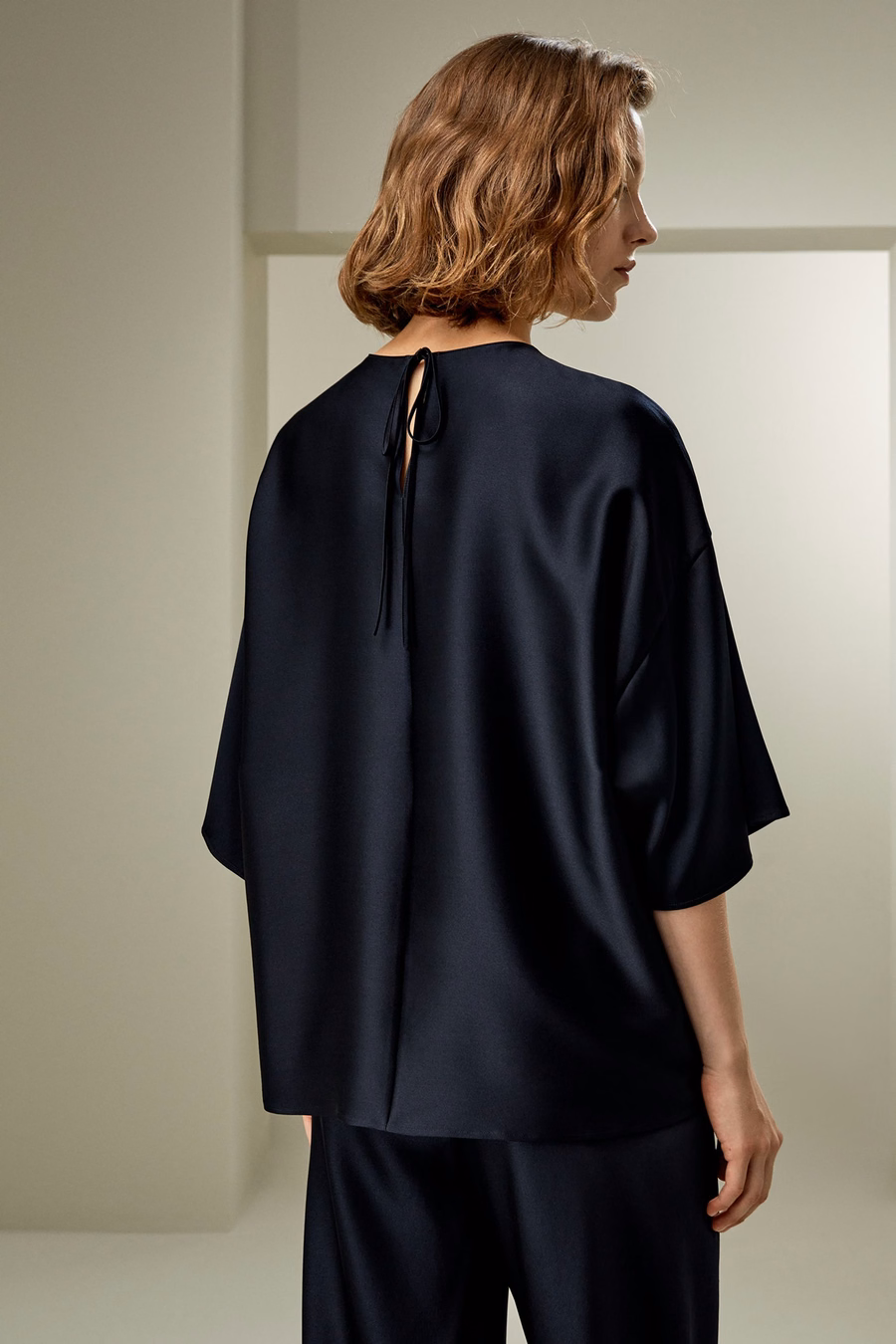 Blusa in seta rilassata con scollo rotondo