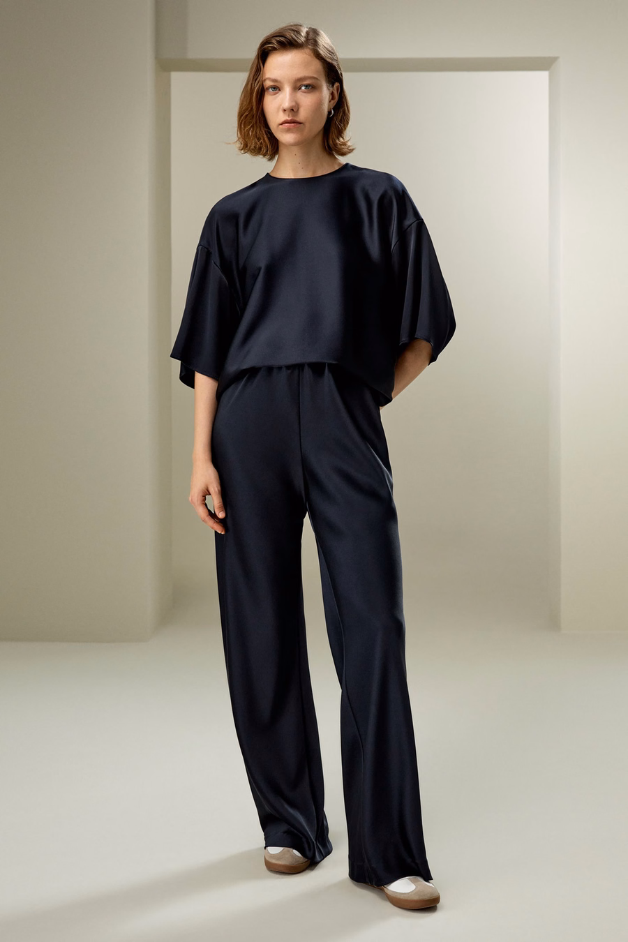 Blusa in seta rilassata con scollo rotondo