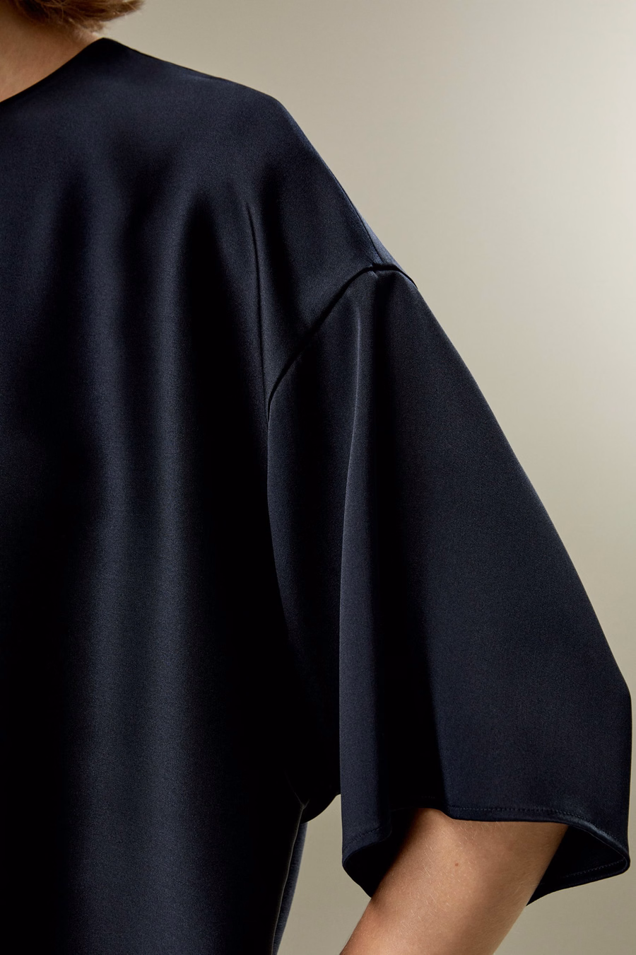 Blusa in seta rilassata con scollo rotondo