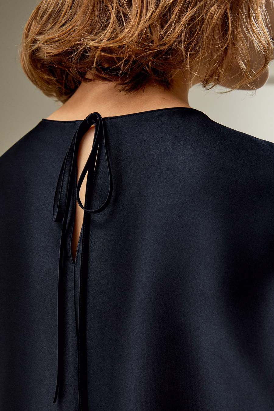 Blusa in seta rilassata con scollo rotondo