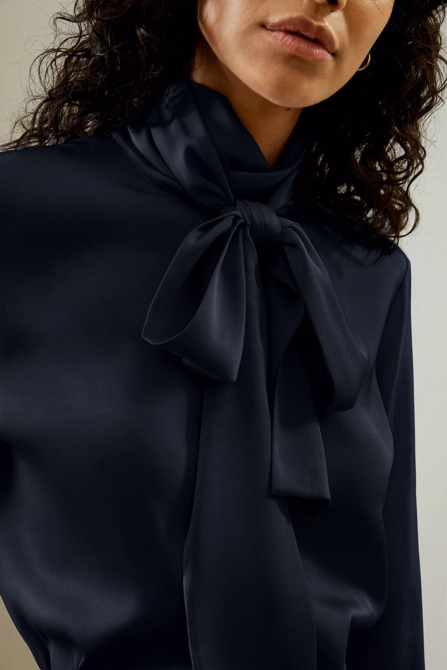Blusa con Collo Alto in Seta e Nastro