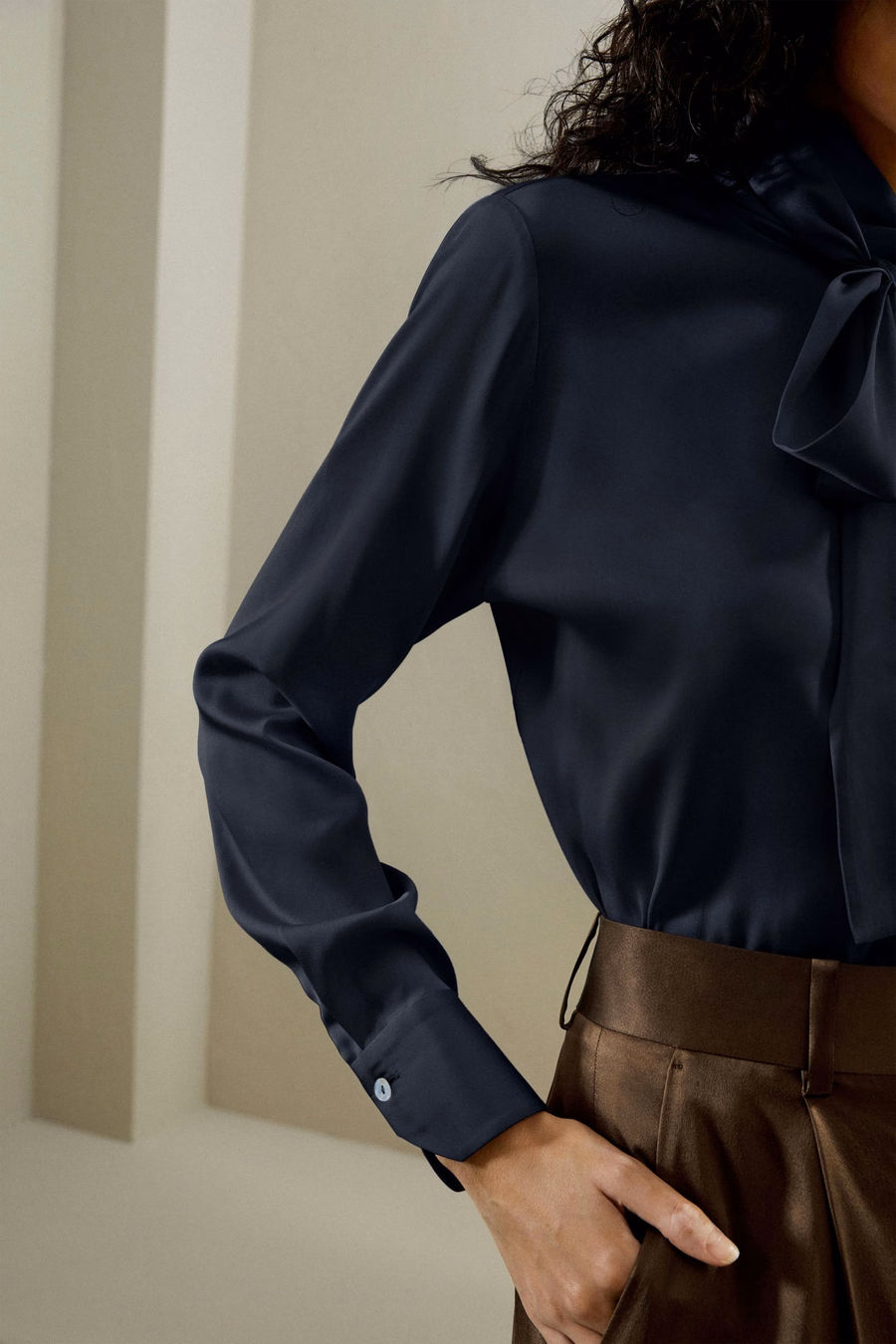 Blusa con Collo Alto in Seta e Nastro