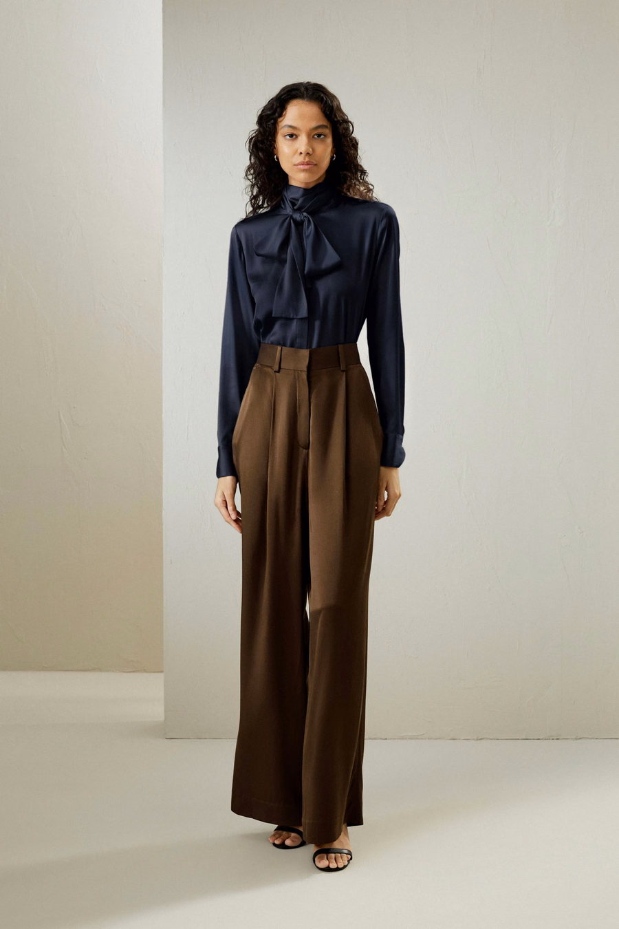 Blusa con Collo Alto in Seta e Nastro