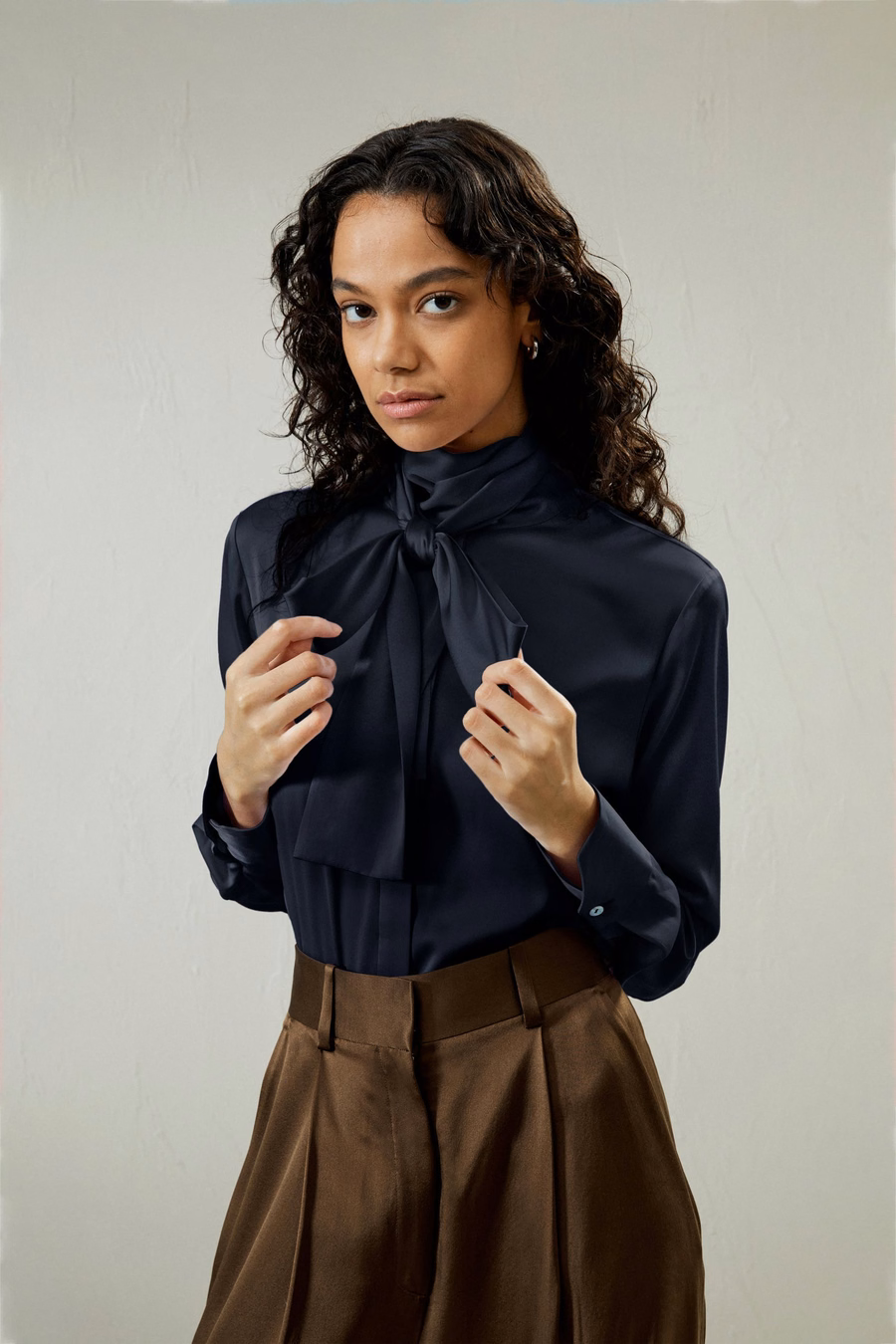 Blusa con Collo Alto in Seta e Nastro