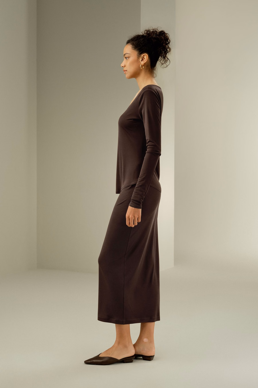 Top slim fit in pura seta con scollo a barca
