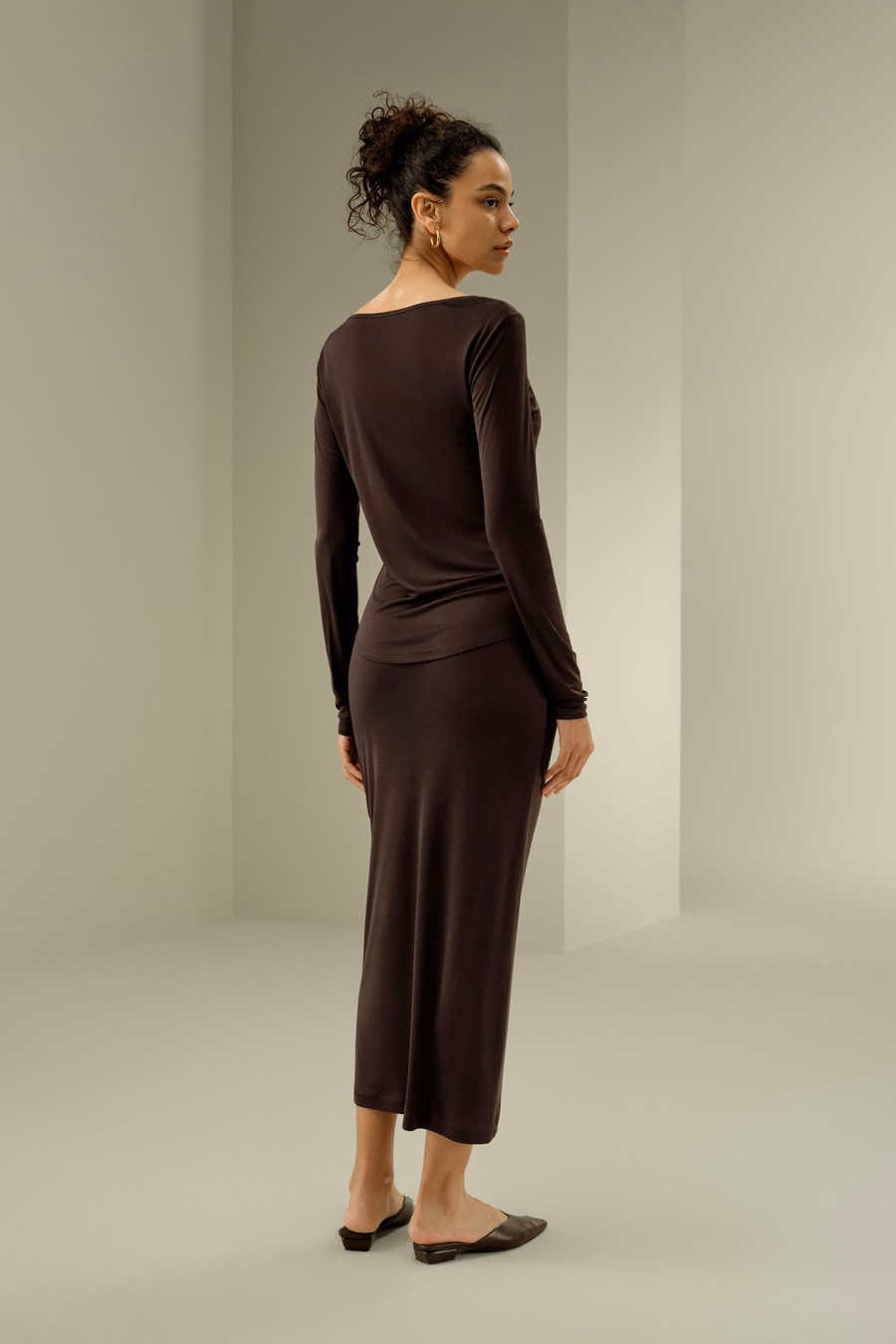 Top slim fit in pura seta con scollo a barca