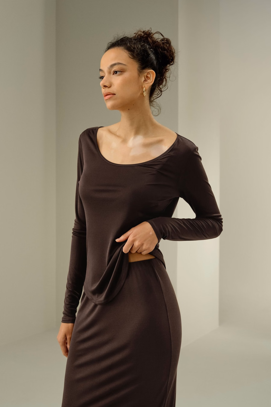 Top slim fit in pura seta con scollo a barca