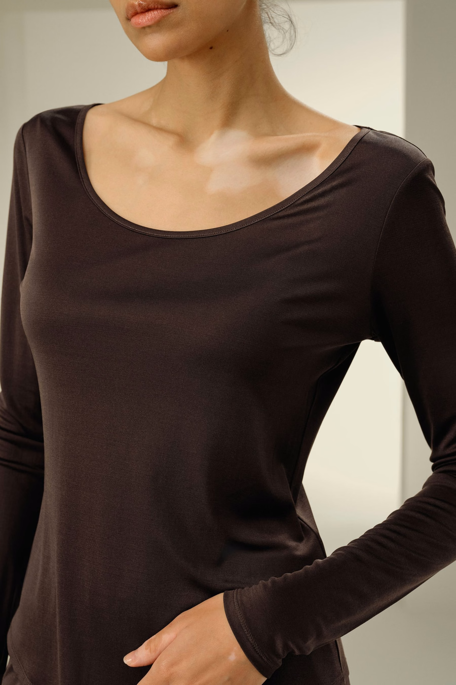 Top slim fit in pura seta con scollo a barca