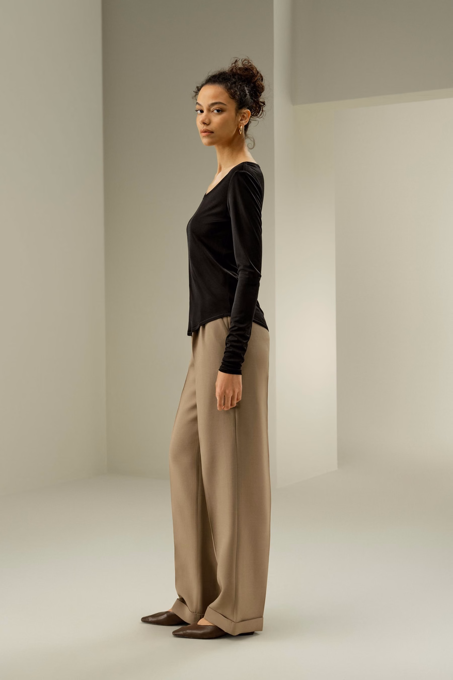 Top slim fit in pura seta con scollo a barca