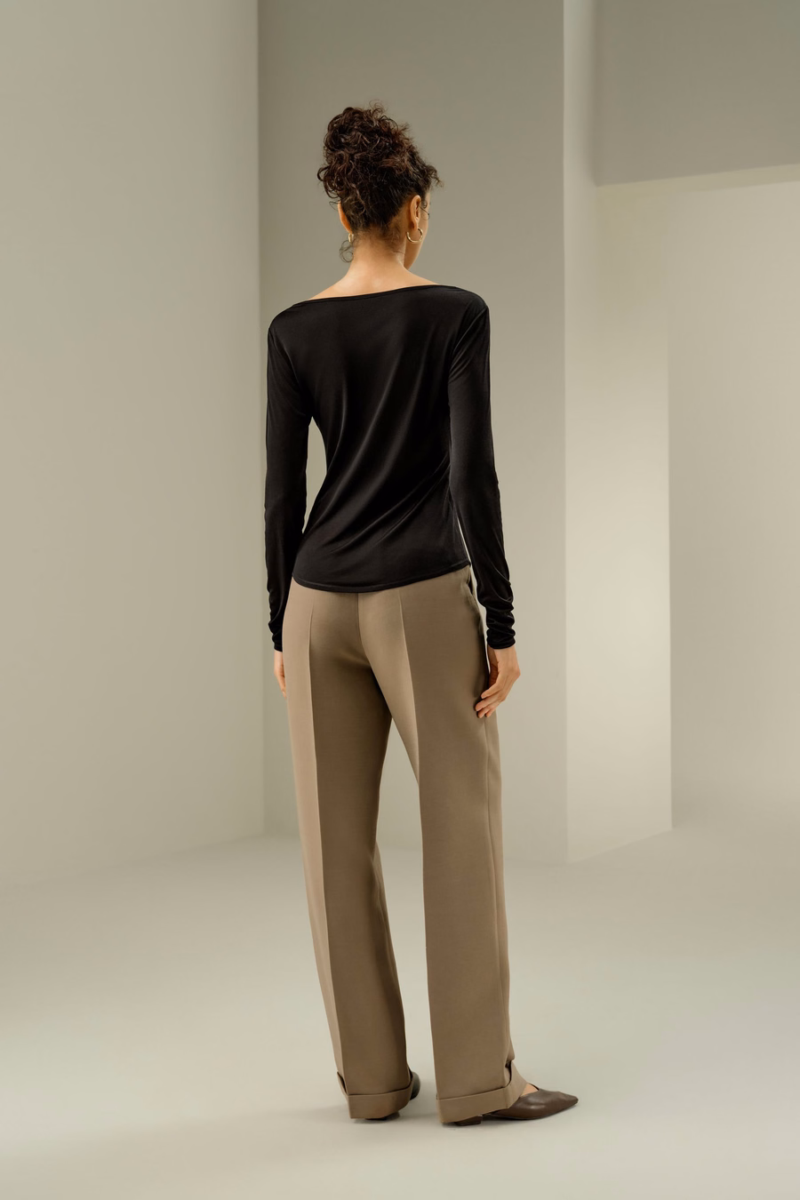 Top slim fit in pura seta con scollo a barca
