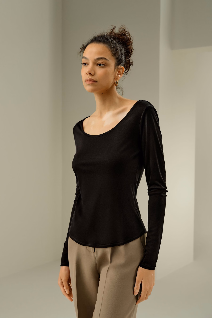 Top slim fit in pura seta con scollo a barca