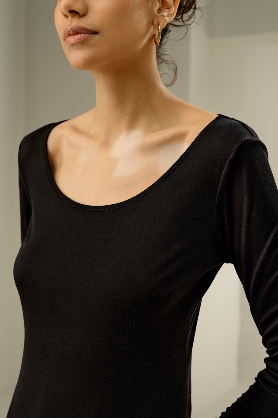 Top slim fit in pura seta con scollo a barca