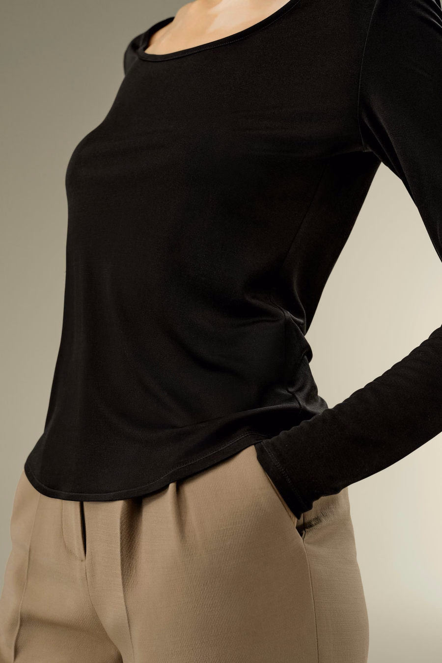 Top slim fit in pura seta con scollo a barca
