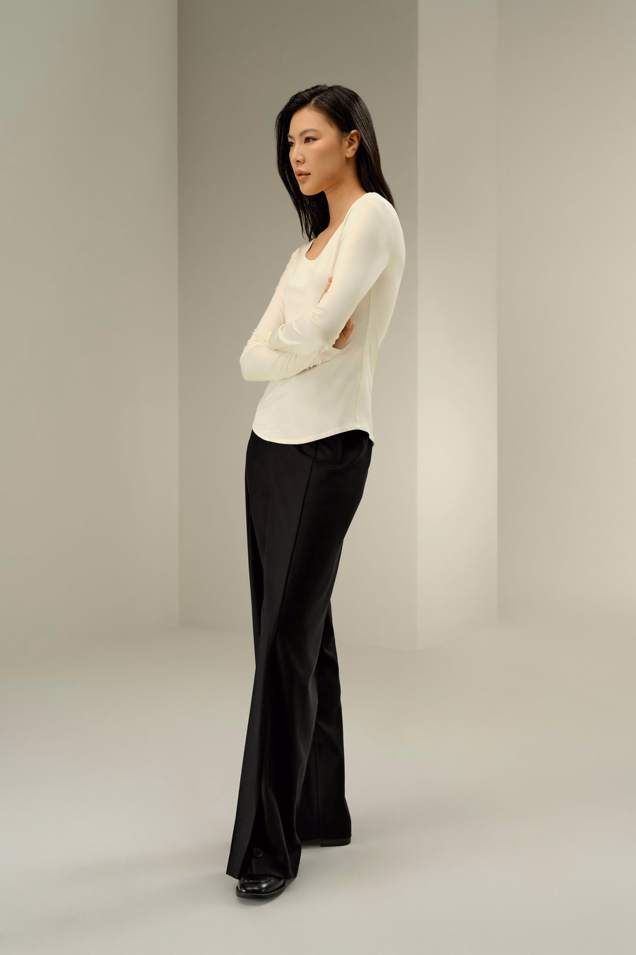 Top slim fit in pura seta con scollo a barca