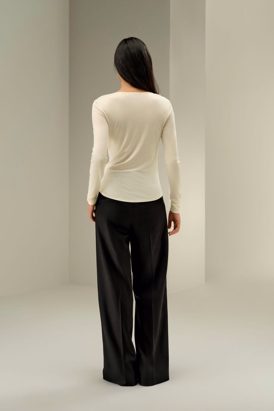 Top slim fit in pura seta con scollo a barca
